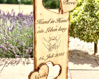 Holzaufsteller „Hand in Hand“ | personalisiert | Stele | Hochzeitsgeschenk | Jubiläum | Geburtstagsgeschenk | Türschild | Aufsteller | Deko