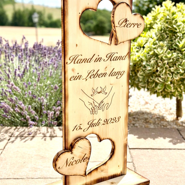 Holzaufsteller „Hand in Hand“ | personalisiert | Stele | Hochzeitsgeschenk | Jubiläum | Geburtstagsgeschenk | Türschild | Aufsteller | Deko
