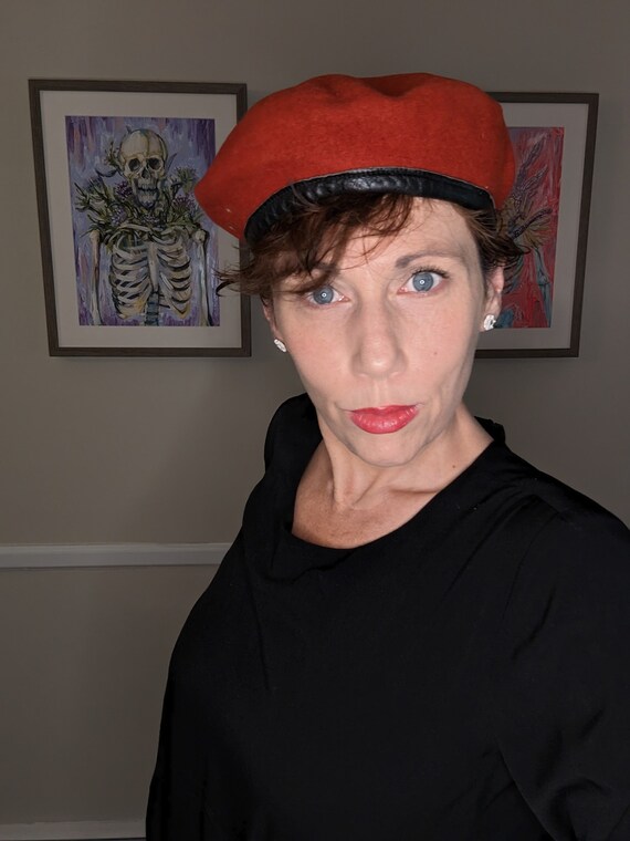 vintage raspberry beret Gem