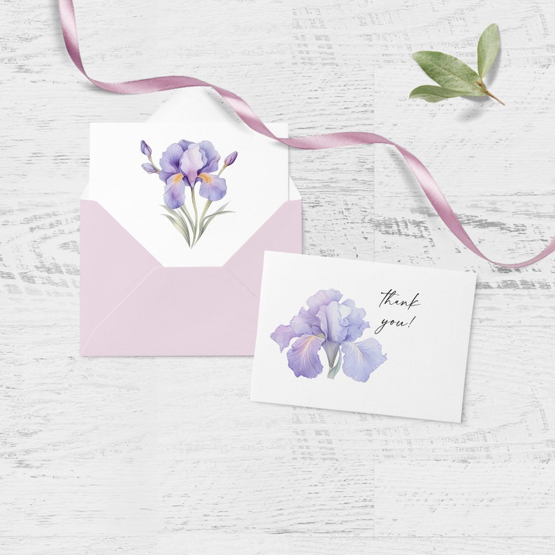 K&ouml;nnte beinhalten: Eine Dankeskarte mit einer Aquarell-Illustration einer violetten Iris-Blume. Die Karte hat einen wei&szlig;en Hintergrund und die Worte "Danke!" sind darauf geschrieben.