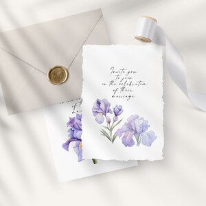 K&ouml;nnte beinhalten: Eine Hochzeitseinladung mit einer Aquarell-Illustration von lila Iris und dem Text "Invite you to join in the celebration of their marriage".