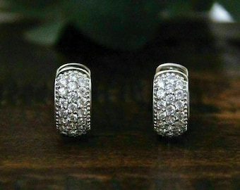 Orecchini di diamanti Huggie Hoop, orecchini in oro bianco 14K, orecchini di diamanti da 2,4 ct, orecchini di fidanzamento per donne, orecchini personalizzati, regali