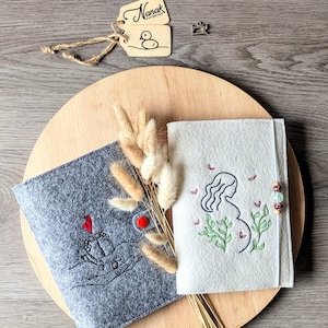 Protège-passeport maman en feutre, broderie personnalisée protège-passeport maman personnalisable gris crème beige cadeau pour grossesse enceinte