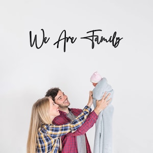 Schriftzug We Are Family aus Acrylglas | Wanddeko Wohnzimmer | Deko Trend | Schlafzimmer Deko | Einrichtung Kinderzimmer | Wandbild Deko