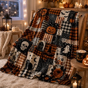 Könnte beinhalten: Eine Patchwork-Decke mit Halloween-Motiven, darunter orange-schwarzes Karomuster, Kürbisse, Totenköpfe, Geister, schwarze Katzen, Spinnennetze, Grabsteine mit der Aufschrift RIP, Hexenhüte und florale Muster mit weißer Spitzenborte.