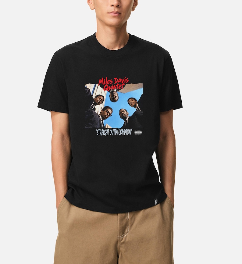 May include: A black short-sleeved t-shirt featuring a graphic print of the Miles Davis Quintet. The image shows five individuals looking down from above with the red text Miles Davis Quintet and the white text STRAIGHT OUTTA COMPTON.