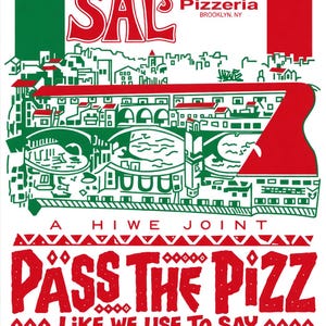 Puede incluir: Un estampado gr&aacute;fico blanco con el texto SAL'S Famous Pizzeria BROOKLYN, NY, A HIWE JOINT y PASS THE PIZZ LIKE WE USE TO SAY. El dise&ntilde;o incluye ilustraciones en verde y rojo de un paisaje urbano, puentes y agua.