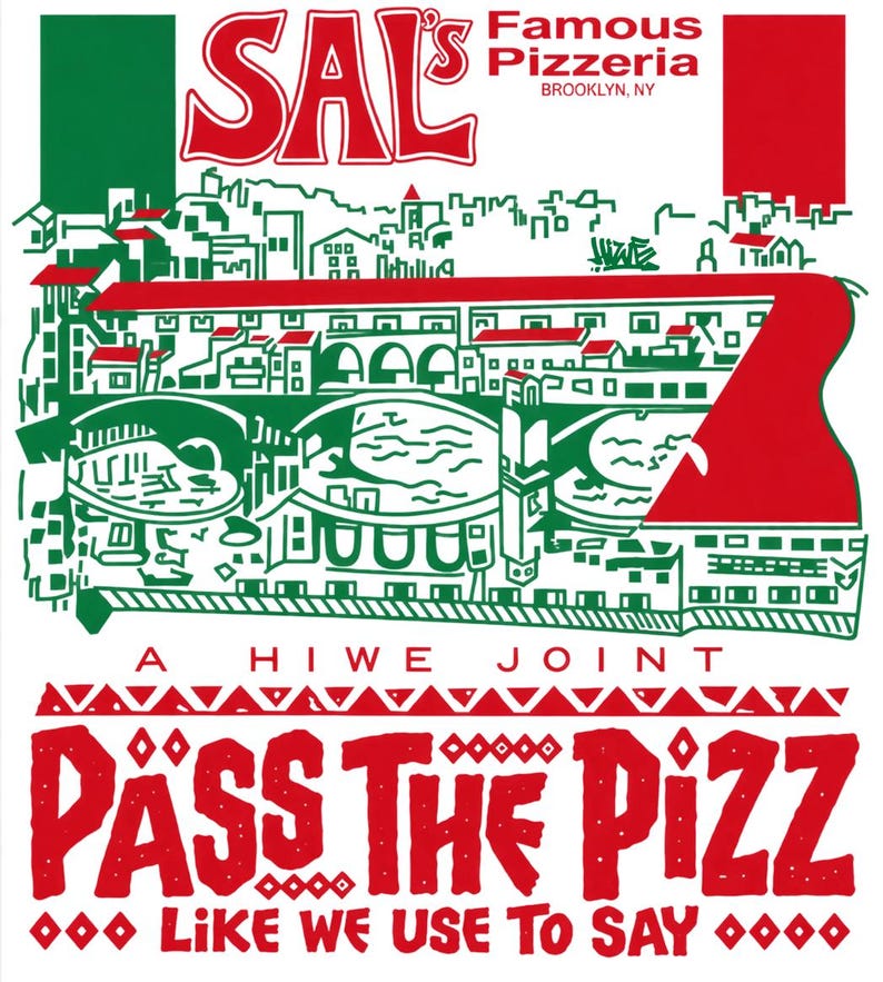 Puede incluir: Un estampado gr&aacute;fico blanco con el texto SAL'S Famous Pizzeria BROOKLYN, NY, A HIWE JOINT y PASS THE PIZZ LIKE WE USE TO SAY. El dise&ntilde;o incluye ilustraciones en verde y rojo de un paisaje urbano, puentes y agua.