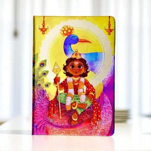 Könnte beinhalten: Ein farbenfrohes Notizbuch mit einer Cartoon-Illustration einer Gottheit, einem Pfau und einem goldenen Heiligenschein. Die Gottheit trägt rote, grüne und goldene Kleidung und hält einen goldenen Speer. Der Hintergrund ist eine Mischung aus Gelb, Lila und Rosa.