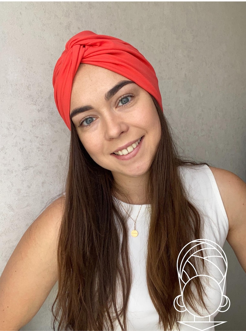 Pode incluir: Um turbante cor de coral. O tecido &eacute; torcido na parte superior, criando um acess&oacute;rio elegante. A faixa de cabe&ccedil;a &eacute; de cor lisa e parece ser feita de um material macio e el&aacute;stico. Este turbante &eacute; uma escolha moderna para qualquer ocasi&atilde;o.