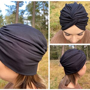 Pode incluir: Um turbante preto feito de tecido macio. A imagem mostra o chap&eacute;u de diferentes &acirc;ngulos, destacando seu design de n&oacute; torcido e seu ajuste confort&aacute;vel. O gorro &eacute; de cor preta lisa, adequado para v&aacute;rias ocasi&otilde;es.