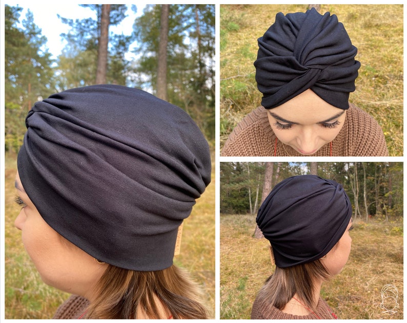 Pode incluir: Um turbante preto feito de tecido macio. A imagem mostra o chap&eacute;u de diferentes &acirc;ngulos, destacando seu design de n&oacute; torcido e seu ajuste confort&aacute;vel. O gorro &eacute; de cor preta lisa, adequado para v&aacute;rias ocasi&otilde;es.
