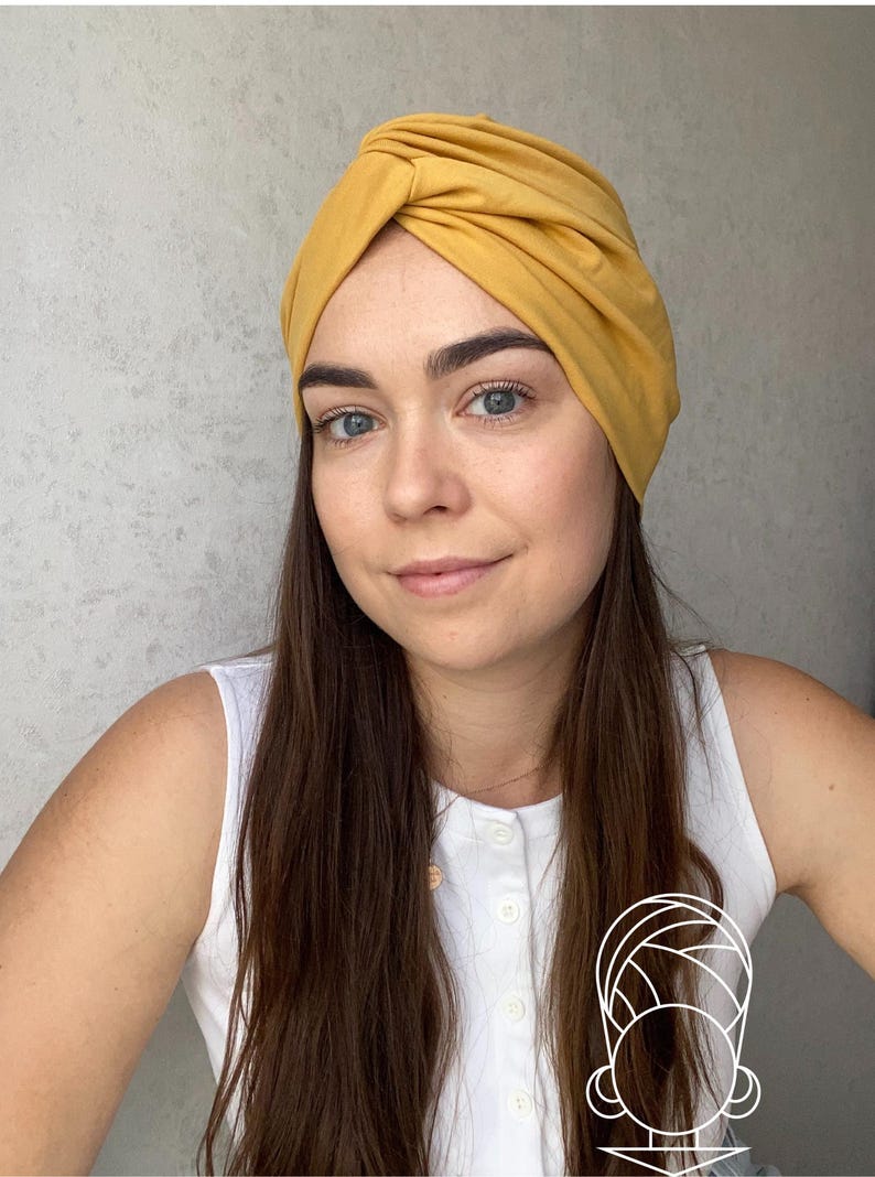 Pode incluir: Turbante amarelo mostarda. O tecido &eacute; franzido e torcido na parte superior, criando um acess&oacute;rio elegante e confort&aacute;vel. O turbante &eacute; de cor lisa e parece ser feito de um material macio. Este adere&ccedil;o de cabe&ccedil;a &eacute; adequado para v&aacute;rias ocasi&otilde;es.