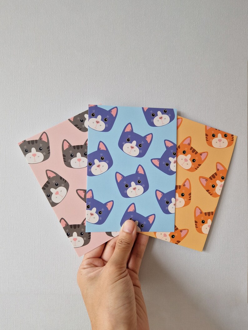 Leuke katten ansichtkaarten Set van 3 ansichtkaarten Uniek ontwerp Gedrukt op duurzaam papier Milieuvriendelijke verpakking Ansichtkaartenbundel A6 afbeelding 1