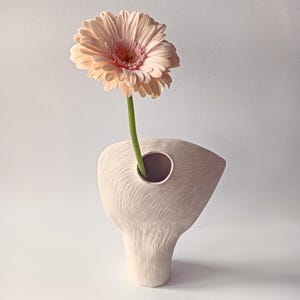 Unieke keramische vaas geïnspireerd op een vogel. Minimalistisch beeldhouwwerk, vintage decoratie met een subtiel, elegant en functioneel reliëf.