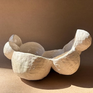 Centrotavola in ceramica composto da ciotole. Contenitore in ceramica bianca semi-opaca, complemento d'arredo vintage, ciotola scultorea.