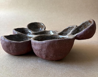 Piatto scultoreo in ceramica organica, ciotola multicavità in gres realizzata a mano, portagioie unico in stile Wabi-Sabi, scultura utilitaristica dell'autore.