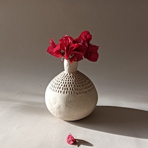 Vase fait main en céramique blanche, Arrangement floral, vase mat, Vase élégant cadeau parfait, vase wabi sabi blanc rustique.