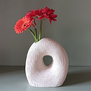 Handgefertigte Keramikvase, strukturierte Vase, Keramikskulptur, weiße Keramikvase, runde Vase, Vasenskulptur