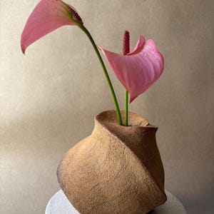 Vase sculptural spiralé fait main, vase en grès cérame organique, style minimaliste à texture sable, céramique de créateur Wabi-Sabi