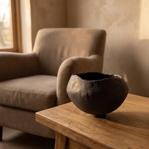 Czarna kamionkowa misa ikebana, wazon na kwiaty z kenzanem, rzeźba wabi sabi o organicznych kształtach.