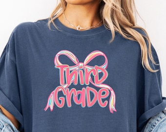 Camiseta Comfort Colors® para maestra de tercer grado, Camiseta para maestra de tercer grado, Camiseta de tercer grado, Camiseta de tercer grado, Lazo coqueto para escuela primaria