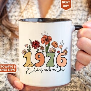 彼女への50歳の誕生日カスタムマグカップ、1976年生まれマグカップ、パーソナライズされた誕生日マグカップ、私の50代時代のカップ名、チャプター50マグカップ、彼女への50歳の贈り物