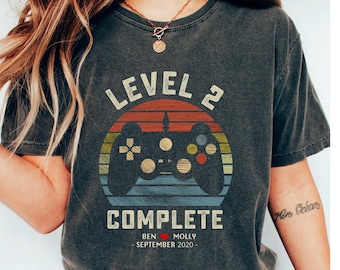 Regalo de 2.º aniversario Comfort Colors® para marido y mujer, regalo personalizado para el 2.º aniversario, camiseta retro de videojuegos, regalo para marido gamer