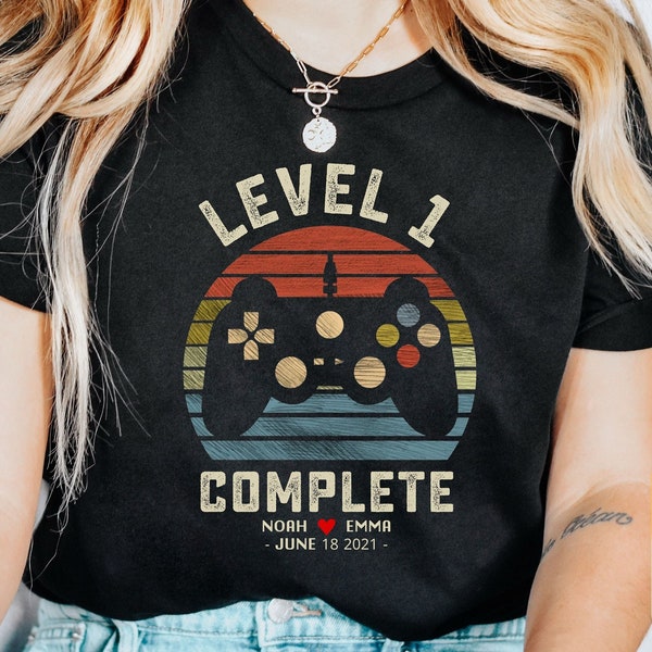 1. Hochzeitstag Geschenk für Ehemann Frau, Personalisierung Level 1 abgeschlossen, 1 Jahr Jubiläumsgeschenk für Gamer, Retro Videospiel Shirt