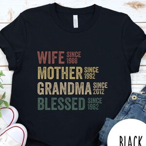 Maglietta personalizzata mamma nonna, maglietta per la festa della mamma, moglie madre nonna benedetta, date personalizzate nonna, regalo di compleanno divertente per la mamma per le donne