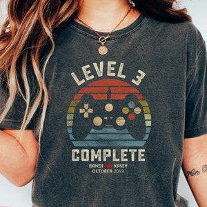 Regalo de aniversario de 3 años Comfort Colors® para esposo y esposa, regalo de aniversario personalizado, camiseta de videojuego retro, regalo para esposo jugador