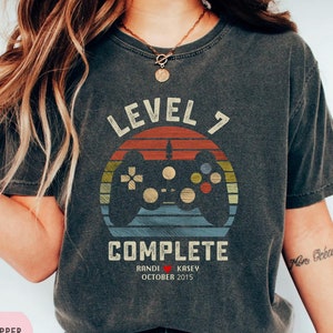 Comfort Colors® Geschenk zum 7-jährigen Jubiläum für Ehemann und Ehefrau, Personalisierung Geschenk zum 7-jährigen Jubiläum, Retro Videospiel-Shirt, Gamer-Ehemann-Geschenk