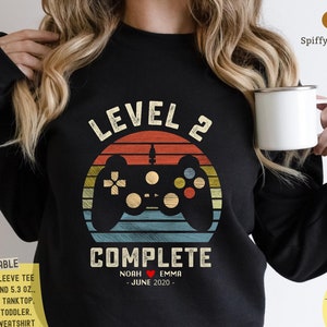 2. Hochzeitstag Geschenk für Ehemann Frau Personalisierung Stufe 2 Komplett, Geburtstagsgeschenk, Gamer Ehemann Geschenk, Retro Videospiel Shirt