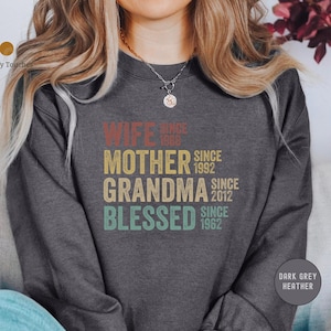 Maglietta personalizzata mamma nonna, maglietta per la festa della mamma, moglie madre nonna benedetta, date personalizzate nonna, regalo di compleanno divertente per la mamma per le donne