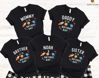 パーソナライズされた3歳の誕生日Tシャツ、子供用カスタム年惑星Tシャツ、家族お揃いシャツ、宇宙バースデーボーイTシャツ
