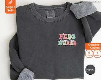 Sudadera personalizada para enfermeras pediátricas, Comfort Colors PEDS Crewneck, regalo personalizado para enfermeras registradas, atuendo para la vida de enfermera, ropa de agradecimiento para enfermeras pediátricas