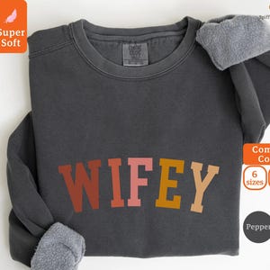 Personalisierte Wifey Sweatshirt, Hochzeitsgeschenk, Geschenk für Braut, neue Frau Sweatshirt, einzigartiges Brautpartygeschenk, frisch vermählte Flitterwochen vorhanden