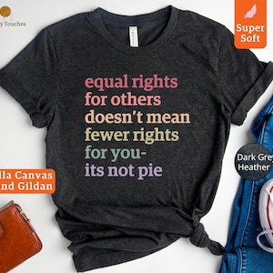 Op de afbeelding: Donkergrijs heather t-shirt met de tekst "equal rights for others doesn't mean fewer rights for you- its not pie" in regenboogkleuren.