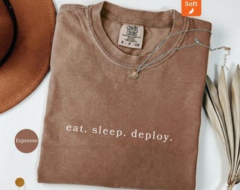 Eat Sleep Deploy T-Shirt, lustiges Coder Shirt, Programmierer Geschenk, Programmierer Shirt, Comfort Farben Shirt, Software Engineer T-Shirt, Programmierwitz