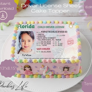 Puede incluir: Un pastel rectangular con base rosa, decorado con un diseño de permiso de conducir infantil. El pastel presenta una foto, nombre y detalles, con un borde de glaseado colorido. El pastel mide 33 cm por 21 cm.