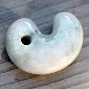 Pierre Japonaise Itoigawa - Jadéite / Jade - Forme Magatama - Neuf