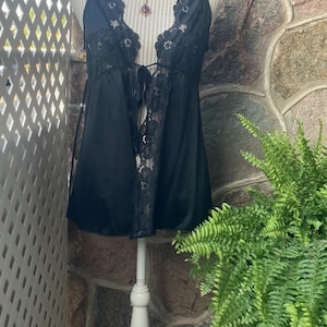 Camisola negra vintage Cherie – Top de lencería con lazo y ribete de encaje – Ropa íntima de los 80 y 90 – Pijama retro – Talla mediana