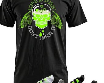 Camiseta unisex de manga corta para verano con estampado de zapatillas Air Max negras y verde neón, y calcetines a juego.