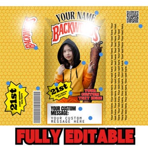 Puede incluir: Un diseño personalizable con una mujer con una sudadera con capucha amarilla, el texto "YOUR NAME BACKWOODS" y "21st" en forma de estrella. El fondo es un patrón de panal con las palabras "FULLY EDITABLE".
