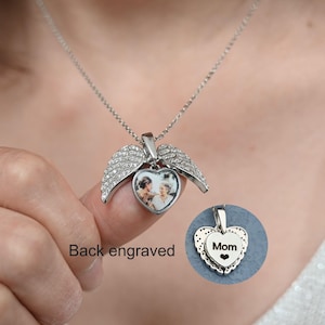 Anpassat halsband med dolt namn och skyddsängelvingar, hjärtformat hänge, diamantbesatt fotohalsband, minnessmycken, present till henne bild 1