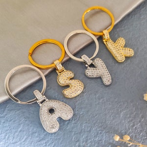 Personalice el llavero con letras Pave Bubble, dije de mochila para niños, llavero inicial, nombre CZ dorado en 3D, etiqueta de equipaje, etiqueta con el nombre de la lonchera, regalo del día de la madre