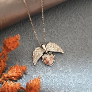 Anpassat halsband med dolt namn och skyddsängelvingar, hjärtformat hänge, diamantbesatt fotohalsband, minnessmycken, present till henne bild 5