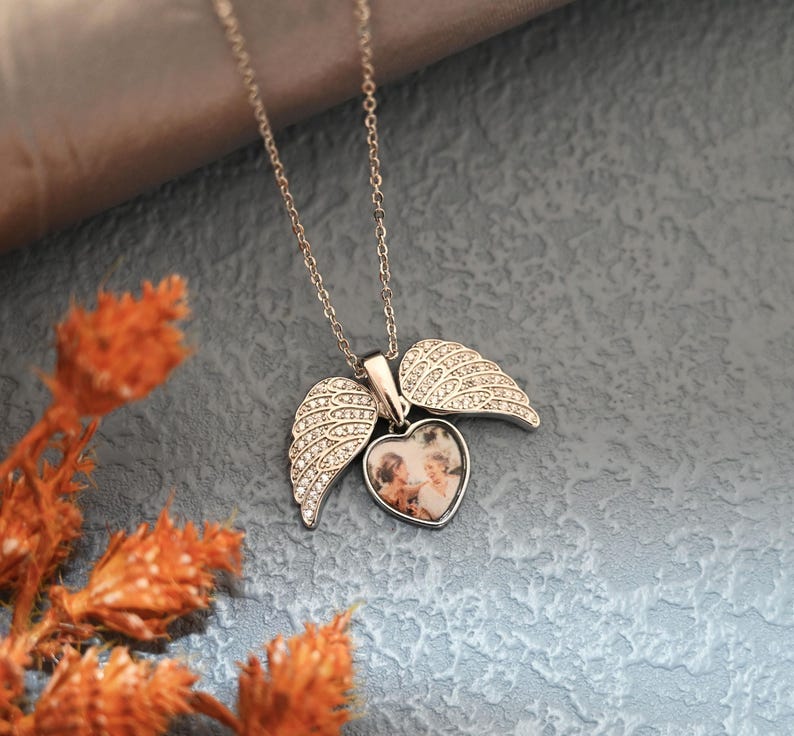Anpassat halsband med dolt namn och skyddsängelvingar, hjärtformat hänge, diamantbesatt fotohalsband, minnessmycken, present till henne bild 5