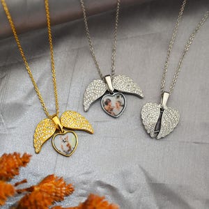 Anpassat halsband med dolt namn och skyddsängelvingar, hjärtformat hänge, diamantbesatt fotohalsband, minnessmycken, present till henne bild 2