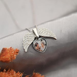 Anpassat halsband med dolt namn och skyddsängelvingar, hjärtformat hänge, diamantbesatt fotohalsband, minnessmycken, present till henne bild 7